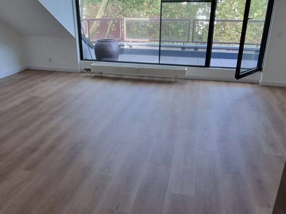 D-Unterrath: Bright sunny top-floor apartment with large terrace in a quiet location.