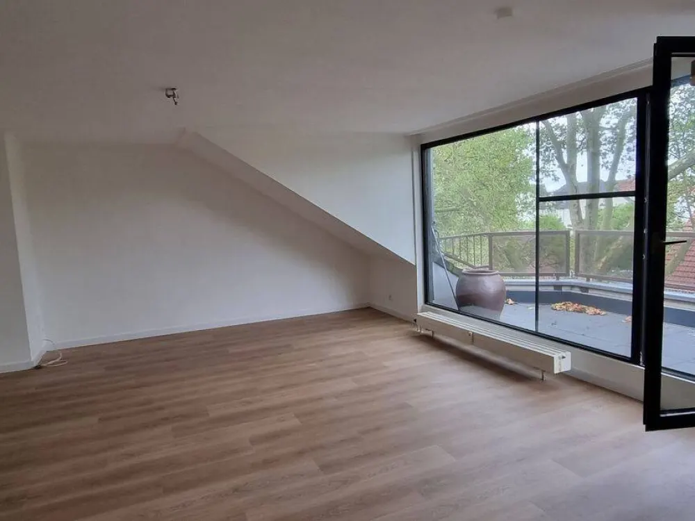 D-Unterrath: Bright sunny top-floor apartment with large terrace in a quiet location.