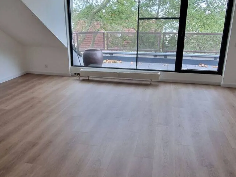D-Unterrath: Bright sunny top-floor apartment with large terrace in a quiet location.