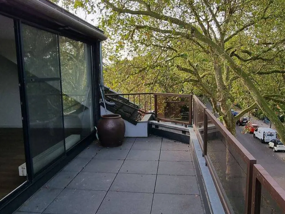 D-Unterrath: Bright sunny top-floor apartment with large terrace in a quiet location.