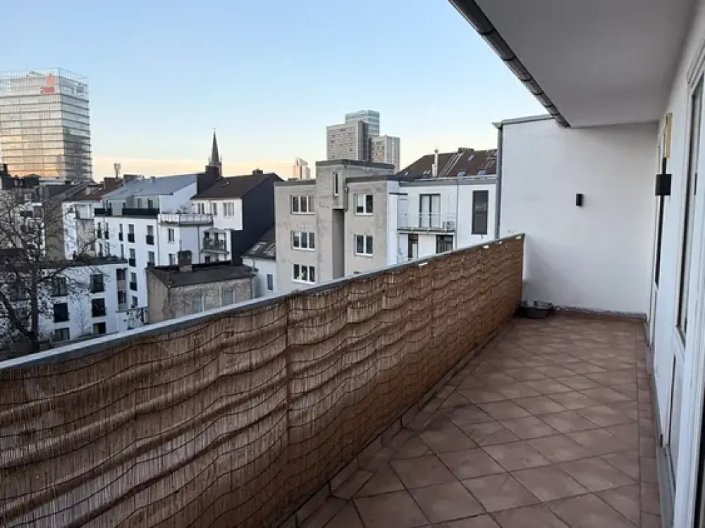 Moderne 3-Zimmer-Dachgeschosswohnung mit zwei großzügigen Terrassen in Top-Lage D-Stadtmitte!