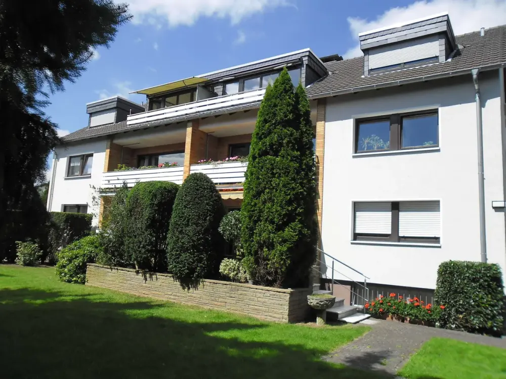 Refrath: Attraktive 3,5 Zimmer Dachgeschosswohnung, mit Südbalkon
