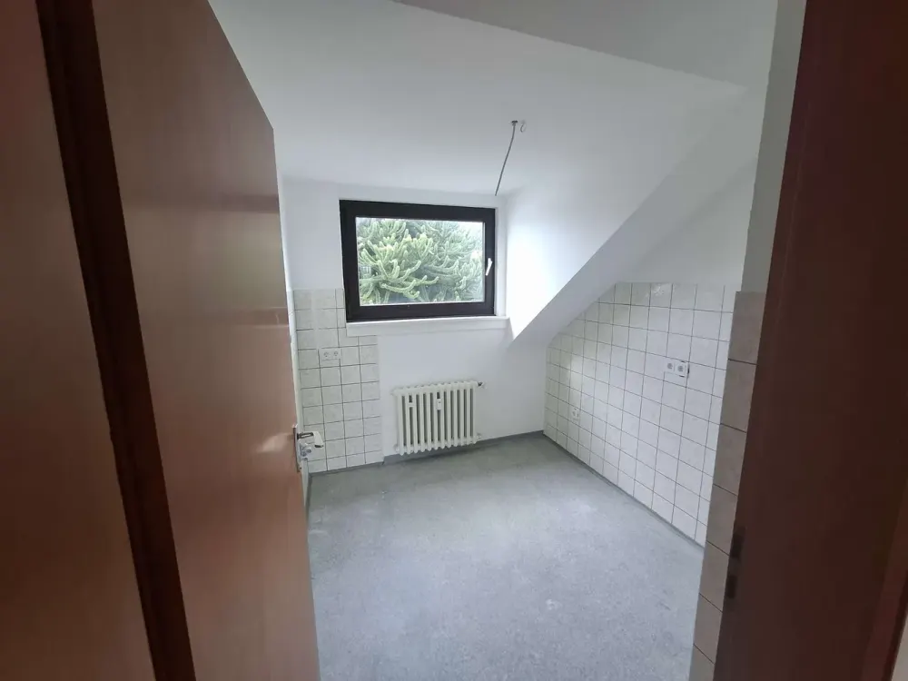 Refrath: Attraktive 3,5 Zimmer Dachgeschosswohnung, mit Südbalkon