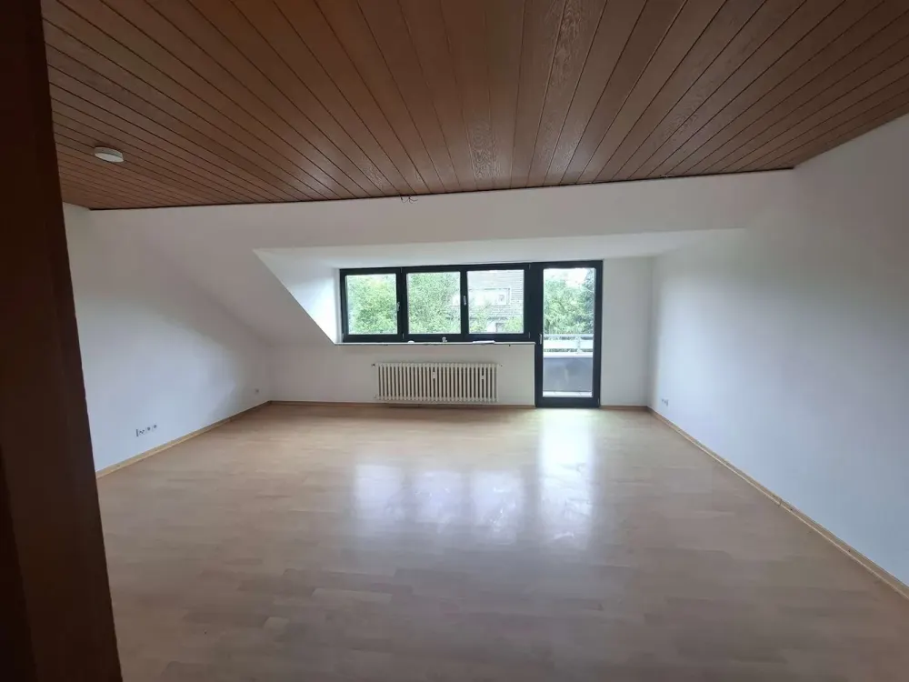 Refrath: Attraktive 3,5 Zimmer Dachgeschosswohnung, mit Südbalkon