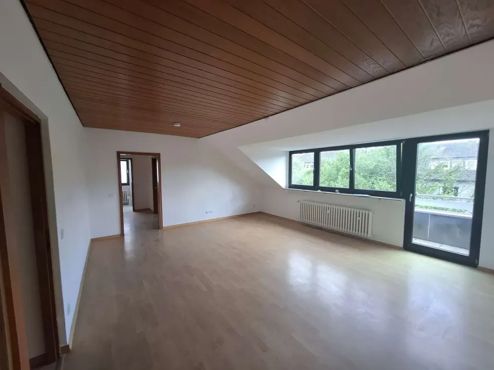 Refrath: Attraktive 3,5 Zimmer Dachgeschosswohnung, mit Südbalkon
