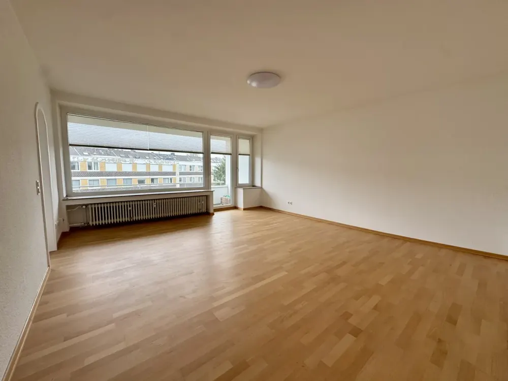*** renovierte 3 Zimmerwohnung mit saniertem Badezimmer & großem Balkon in Oberkassel ***