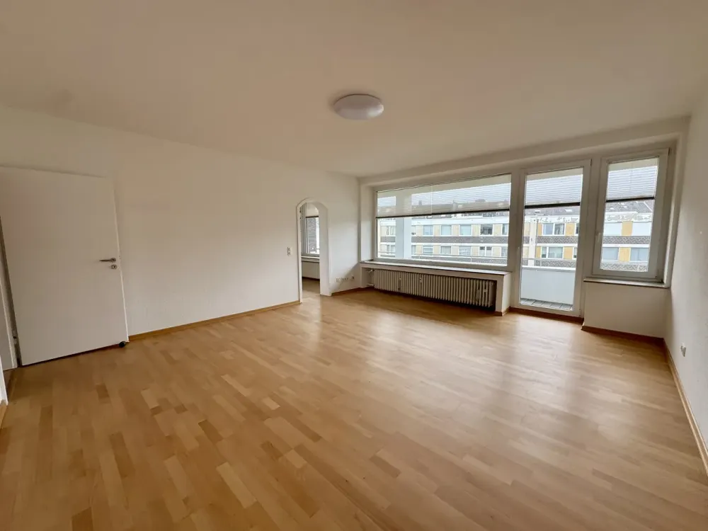 *** renovierte 3 Zimmerwohnung mit saniertem Badezimmer & großem Balkon in Oberkassel ***