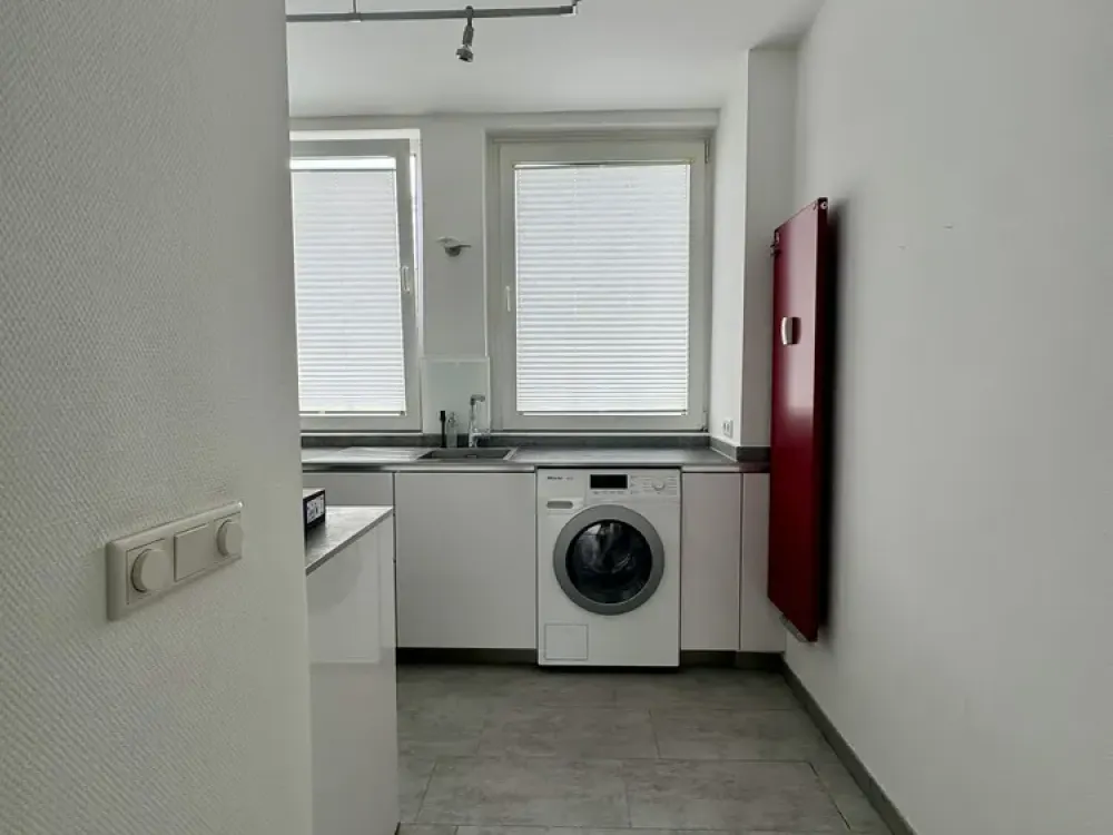 *** renovierte 3 Zimmerwohnung mit saniertem Badezimmer & großem Balkon in Oberkassel ***