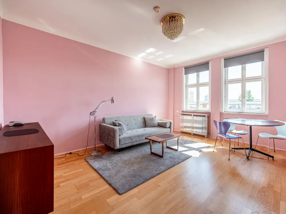 Stilvoll Wohnen am Strausberger Platz | 2 Zi, Lift & Altbaucharme im historischen Ensemble