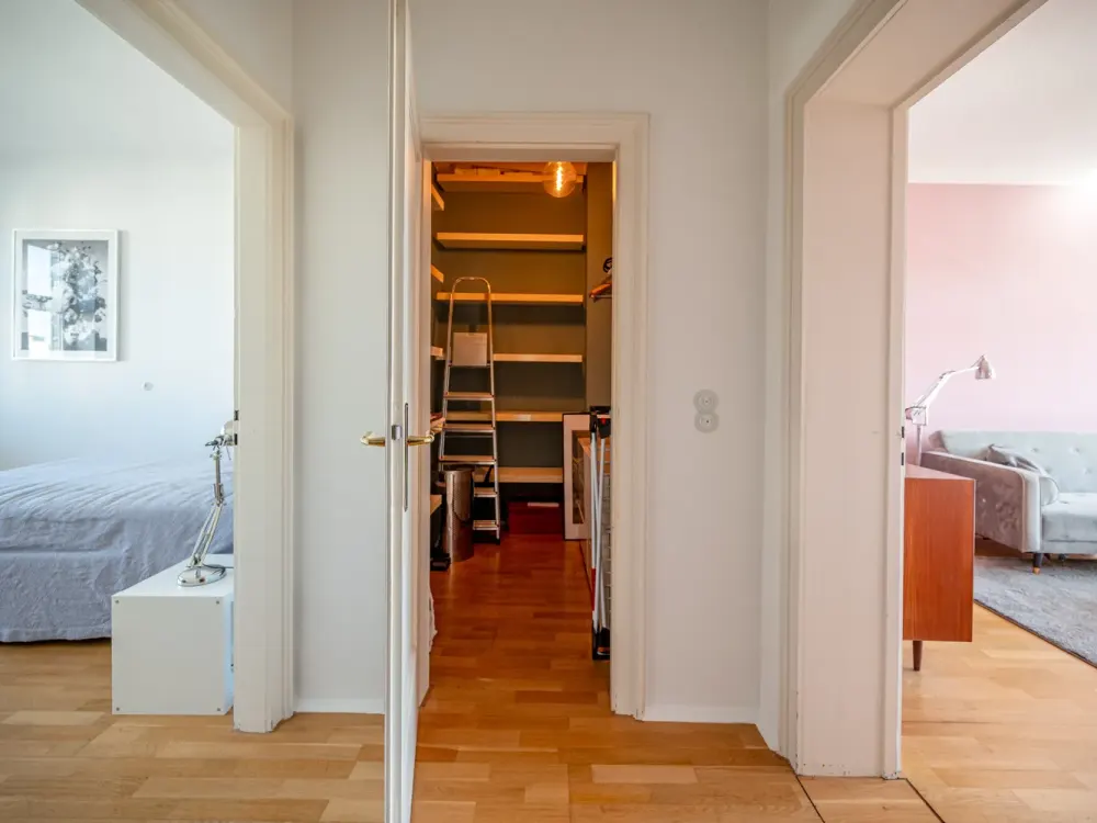 Stilvoll Wohnen am Strausberger Platz | 2 Zi, Lift & Altbaucharme im historischen Ensemble