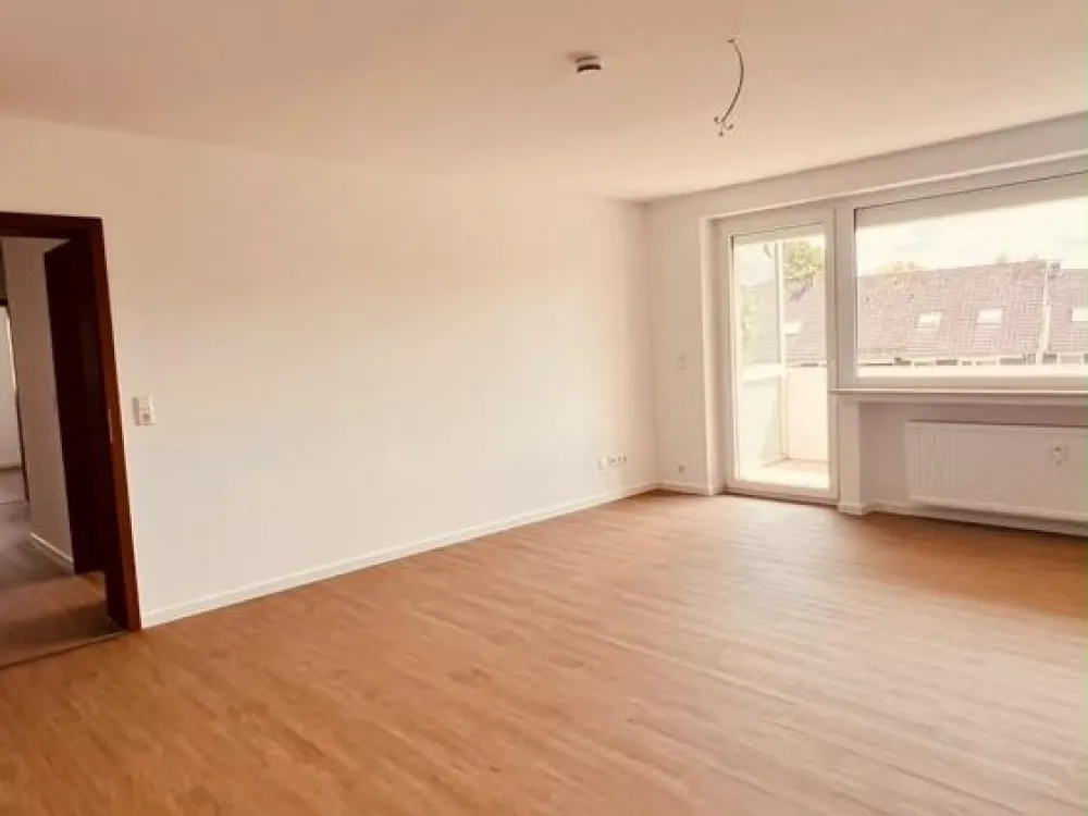 Garbsen/Berenbostel - sanierte 3-Zi-Wohnung im 2.OG mit Tageslichtduschbad in gepflegter grüner Wohnanlage