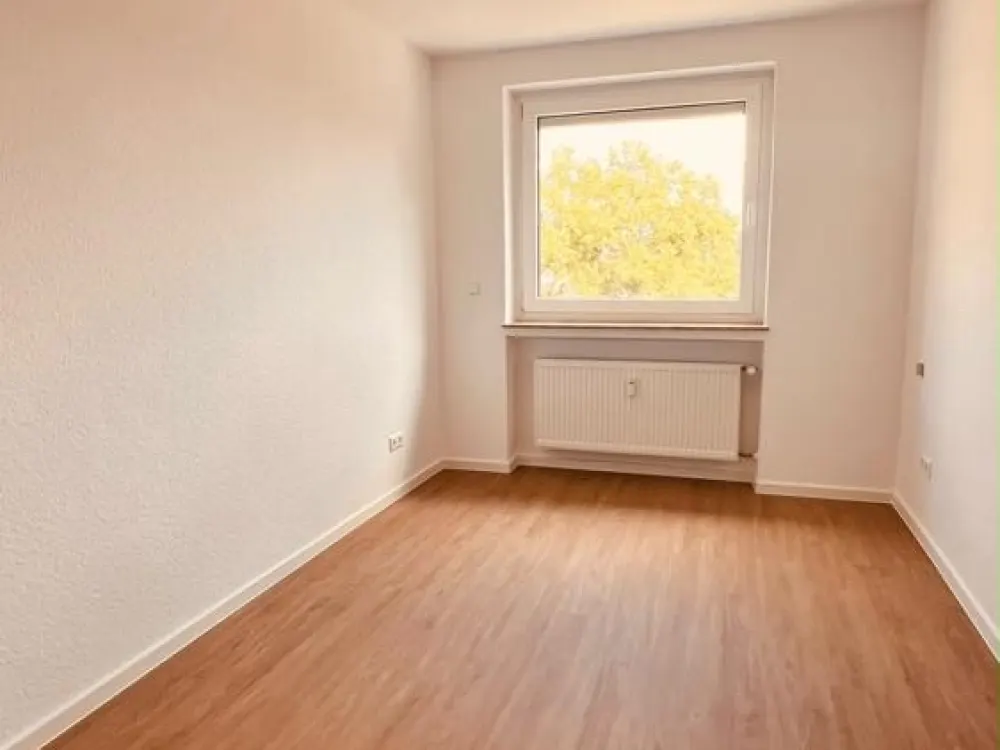 Garbsen/Berenbostel - sanierte 3-Zi-Wohnung im 2.OG mit Tageslichtduschbad in gepflegter grüner Wohnanlage