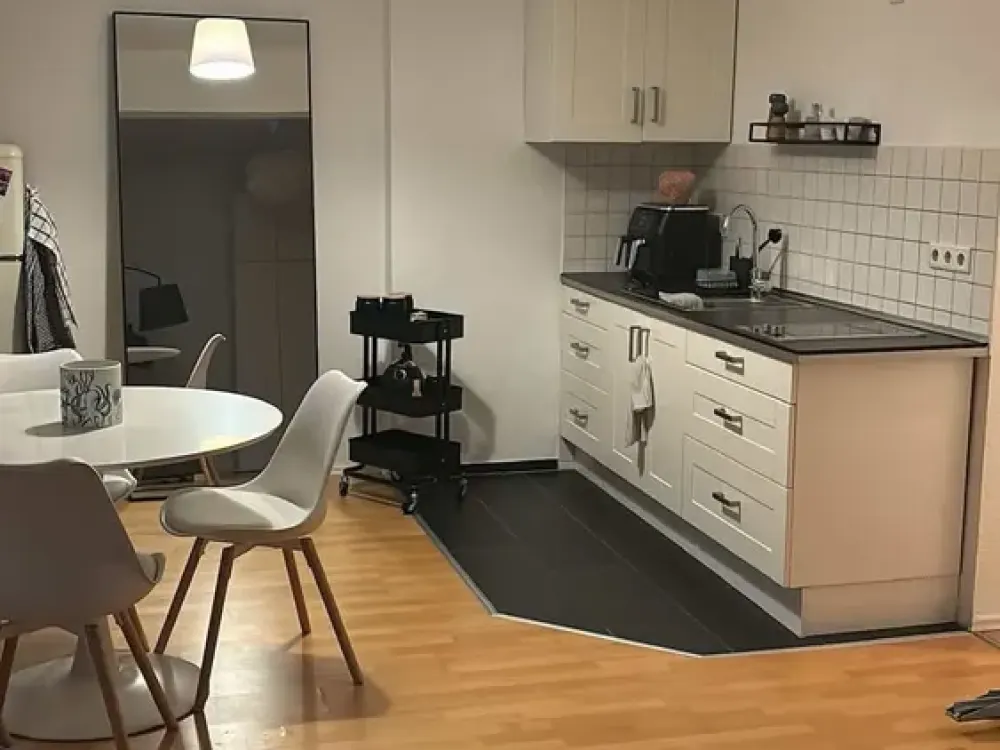 Compact Living at Hansaring: 1.5-Room Apartment in Cologne