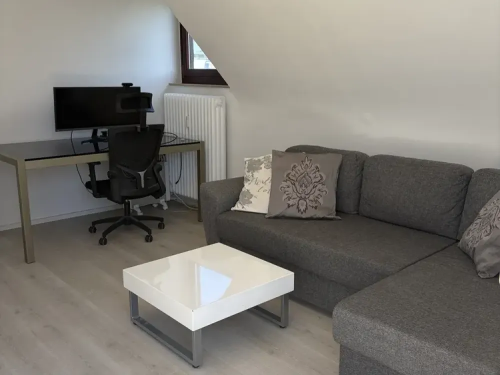 Großzügige möblierte 4,5-Zimmer-DG-Wohnung mit Balkon, zentral in Leinfelden