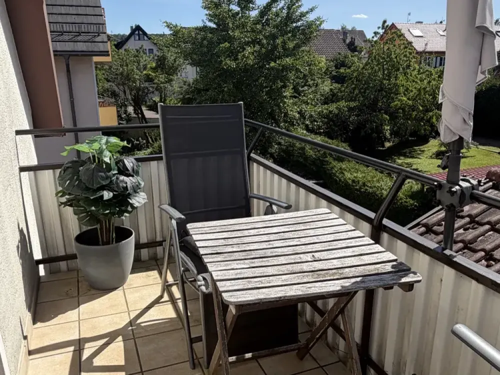 Großzügige möblierte 4,5-Zimmer-DG-Wohnung mit Balkon, zentral in Leinfelden