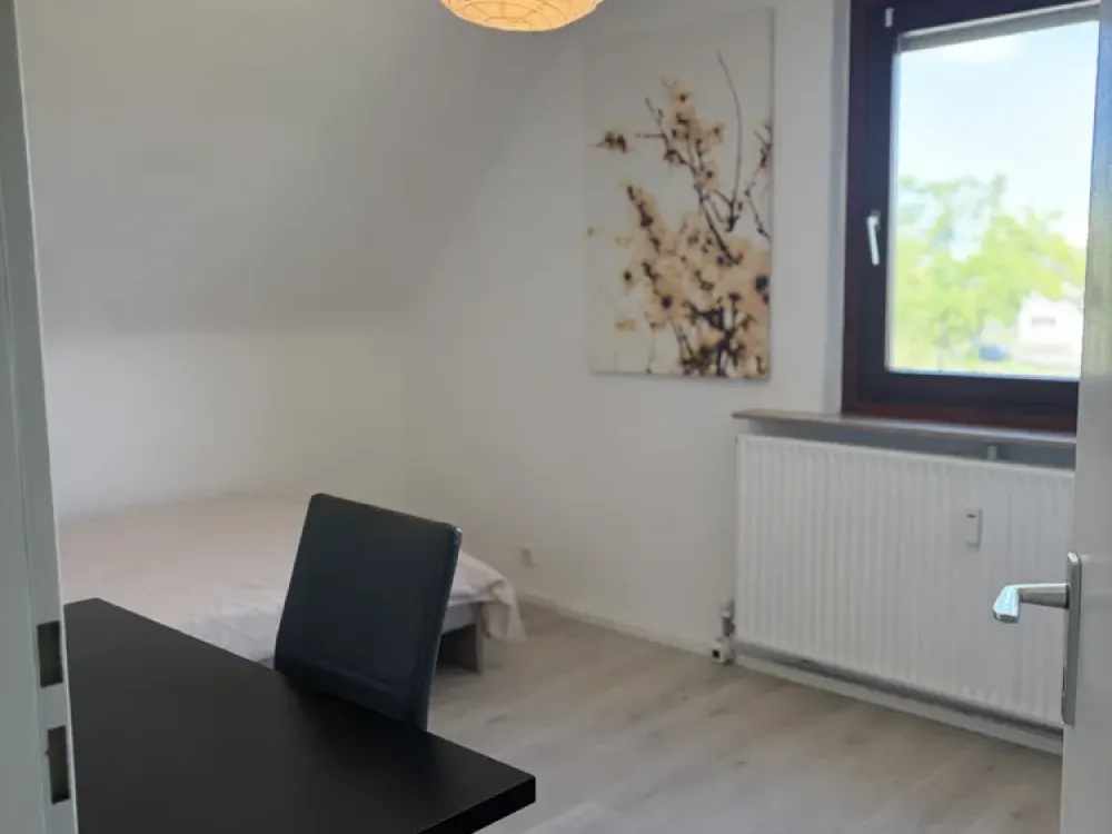 Großzügige möblierte 4,5-Zimmer-DG-Wohnung mit Balkon, zentral in Leinfelden