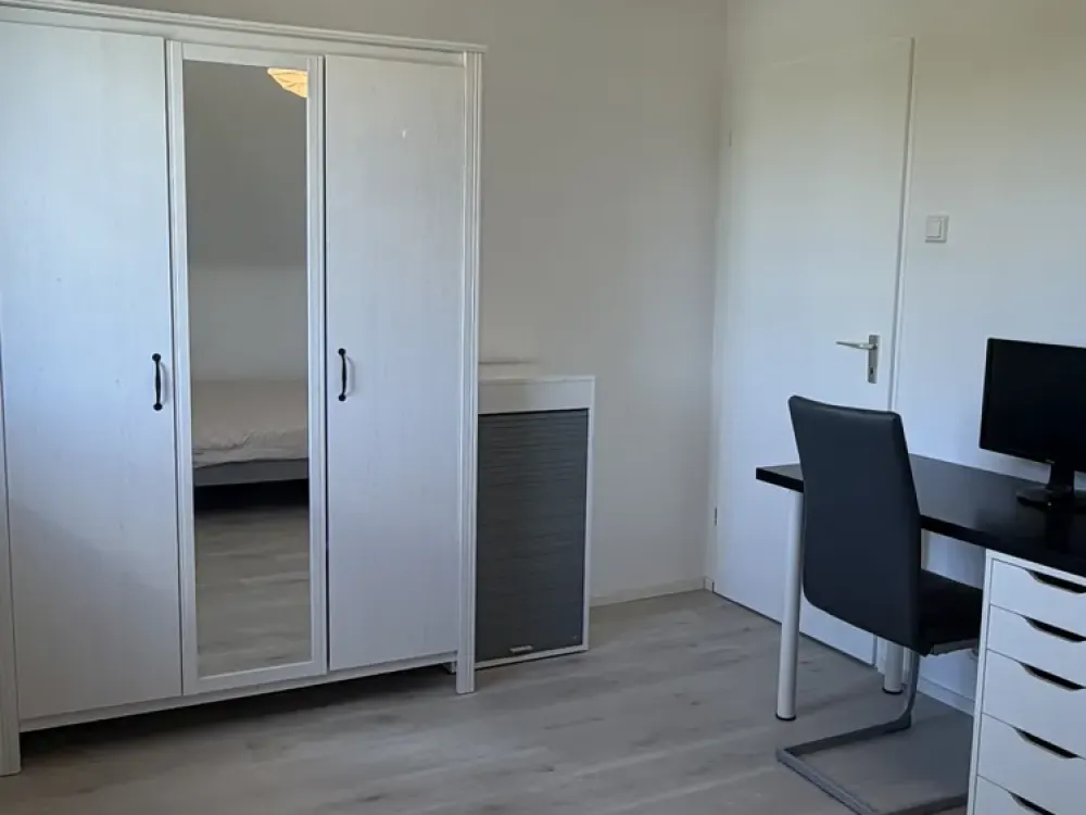 Großzügige möblierte 4,5-Zimmer-DG-Wohnung mit Balkon, zentral in Leinfelden