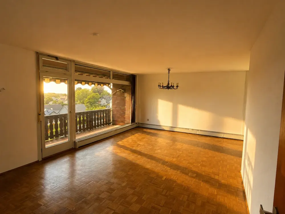 Helle 3-Zimmer-Wohnung mit traumhaftem Weitblick, großem Garten und Südbalkon zu vermieten