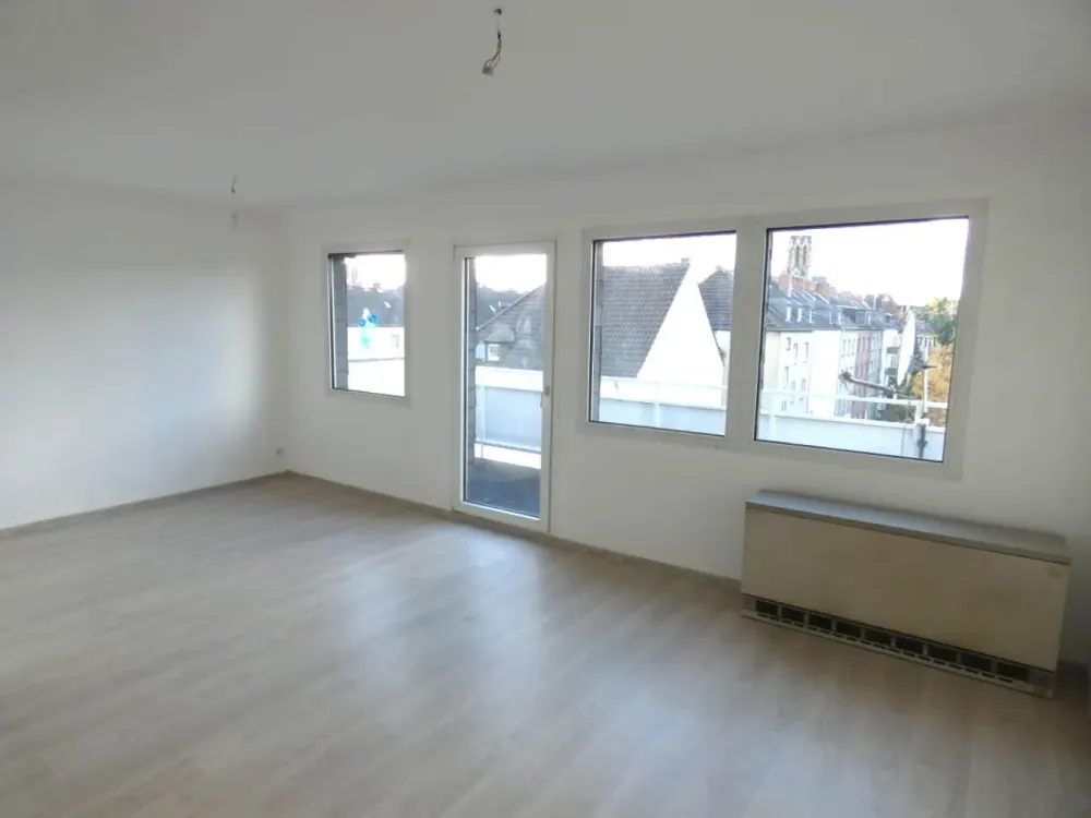 zentrale 2,5 Zimmer mit zwei Balkonen im DG ab sofort