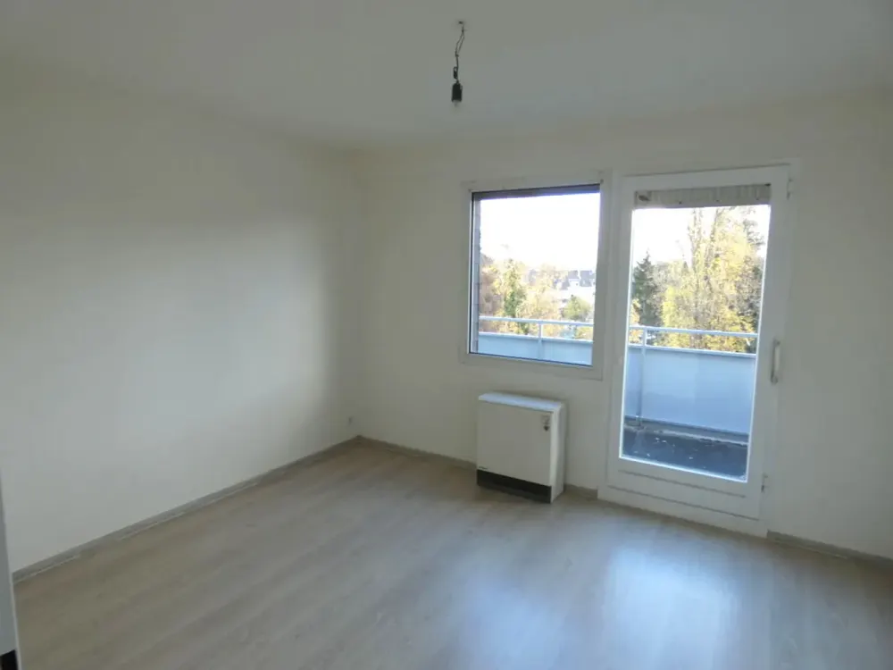 zentrale 2,5 Zimmer mit zwei Balkonen im DG ab sofort