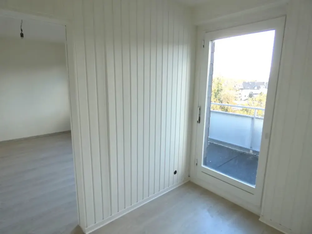 zentrale 2,5 Zimmer mit zwei Balkonen im DG ab sofort