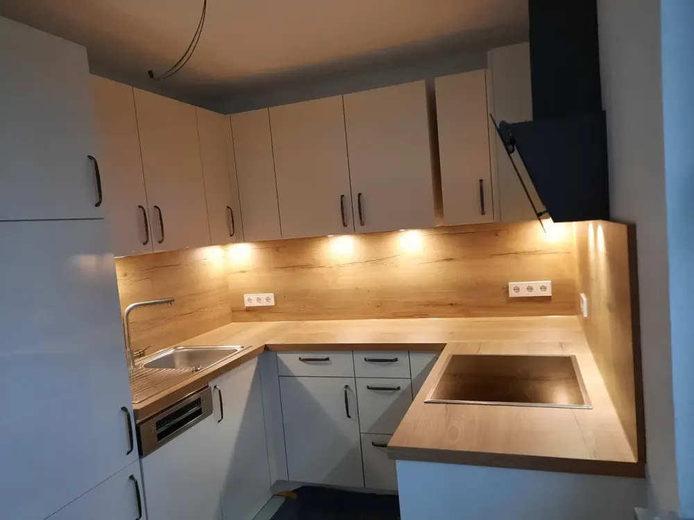 Frisch kernsanierte 2,5-Zimmer-Wohnung mit hochwertiger Ausstattung und traumhaftem Ausblick