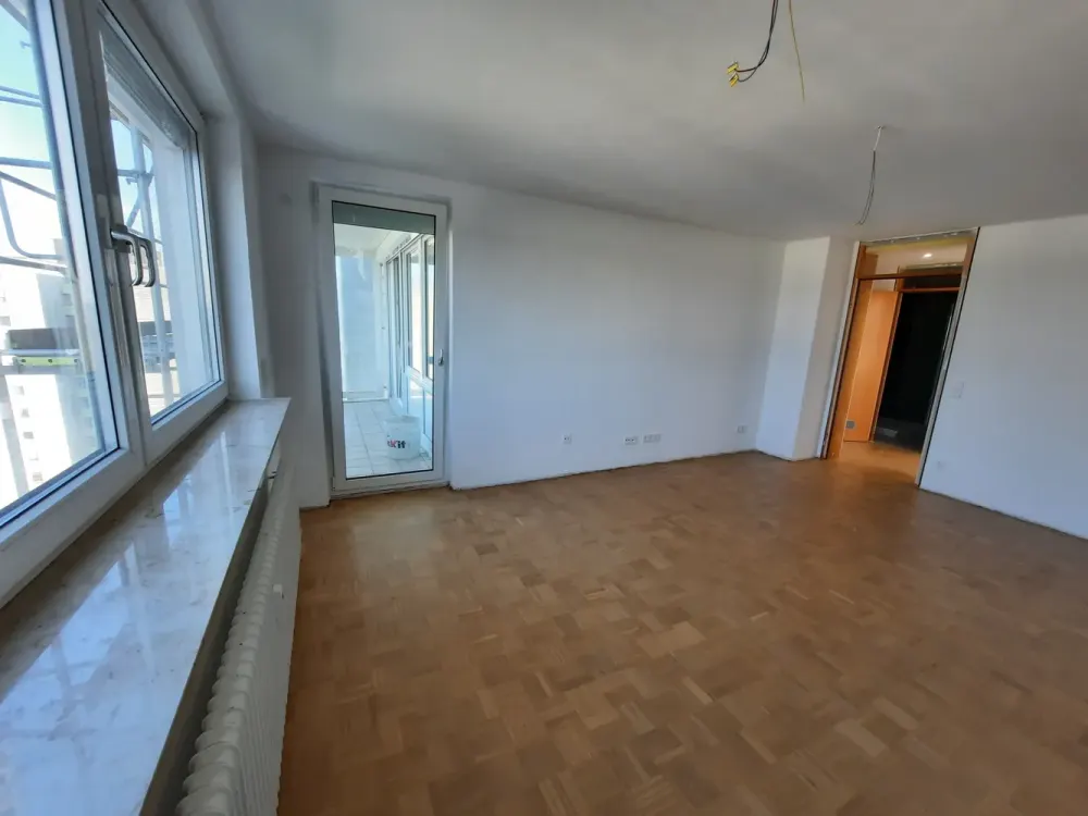 Frisch kernsanierte 2,5-Zimmer-Wohnung mit hochwertiger Ausstattung und traumhaftem Ausblick