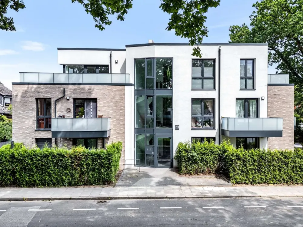 Neuwertige 3-Zimmer-Wohnung mit Dachterrasse, Balkon und TG-Stellplatz im KfW-40-Plus-Standard