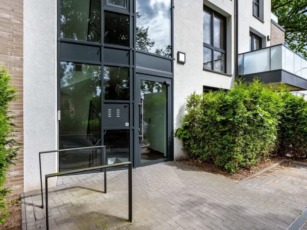 Neuwertige 3-Zimmer-Wohnung mit Dachterrasse, Balkon und TG-Stellplatz im KfW-40-Plus-Standard