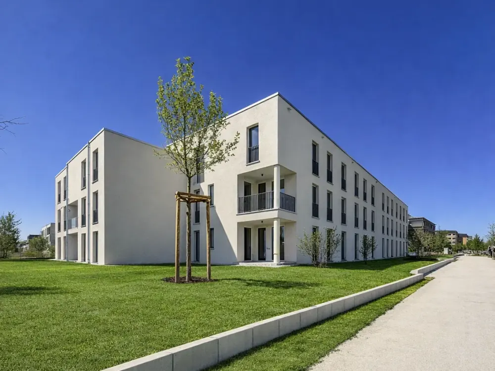 Bright 3-Room Apartment with Loggia