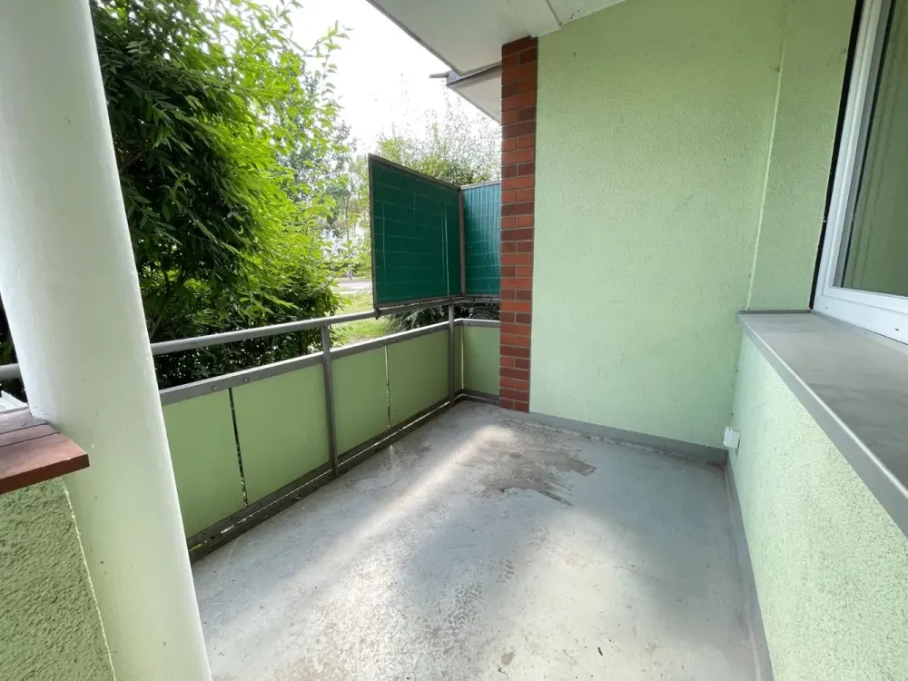 First Occupancy After Renovation! 3-Room Apartment with Loggia & Cellar in Hamburg-Harburg
