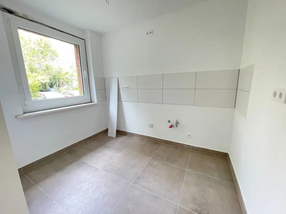 First Occupancy After Renovation! 3-Room Apartment with Loggia & Cellar in Hamburg-Harburg
