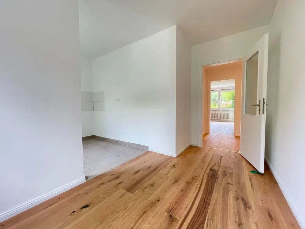 First Occupancy After Renovation! 3-Room Apartment with Loggia & Cellar in Hamburg-Harburg