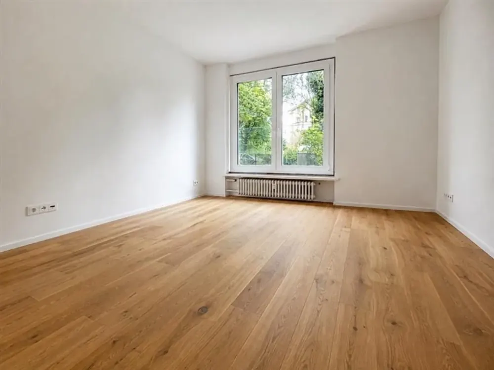 First Occupancy After Renovation! 3-Room Apartment with Loggia & Cellar in Hamburg-Harburg