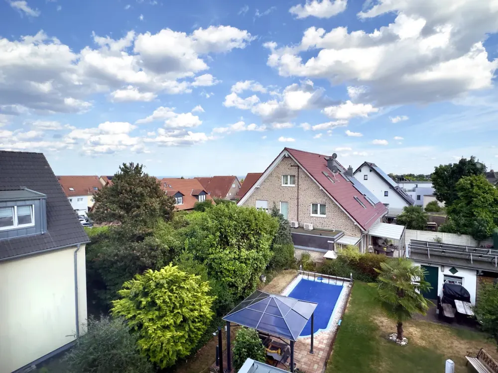 Helle Dachgeschosswohnung mit Balkon und Ausblick über Köln