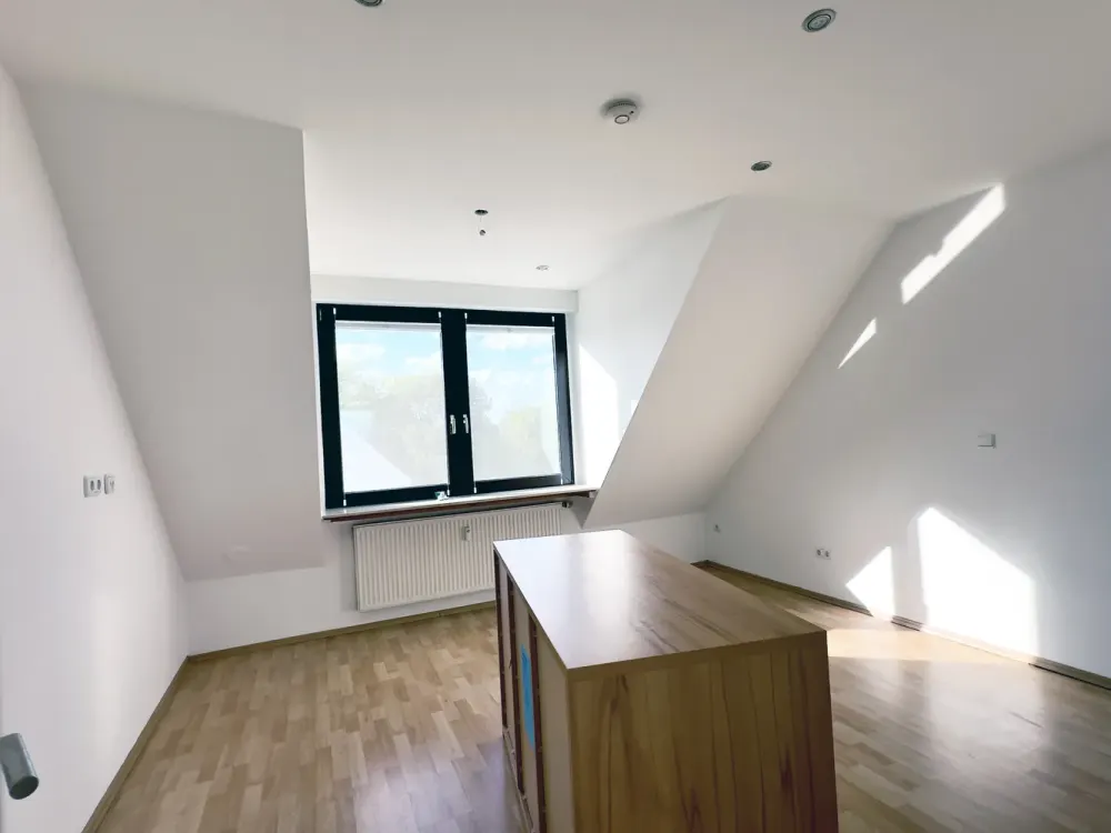 Helle Dachgeschosswohnung mit Balkon und Ausblick über Köln