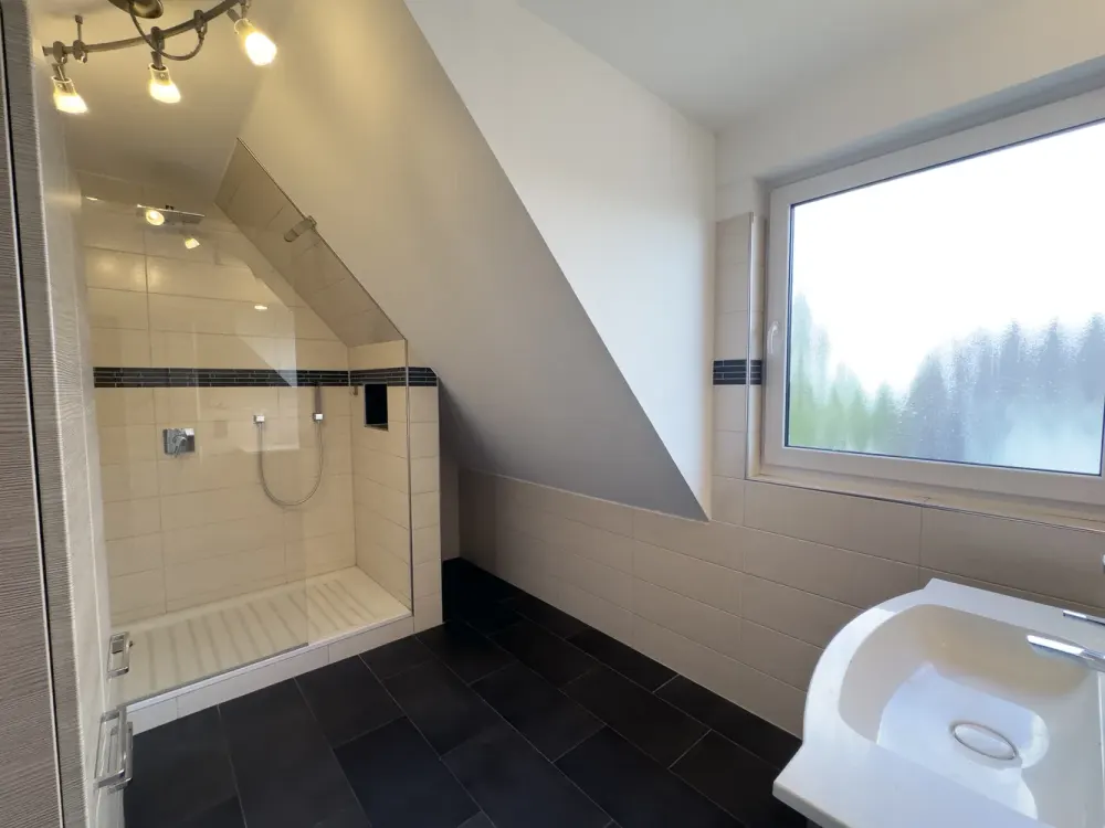 Helle Dachgeschosswohnung mit Balkon und Ausblick über Köln