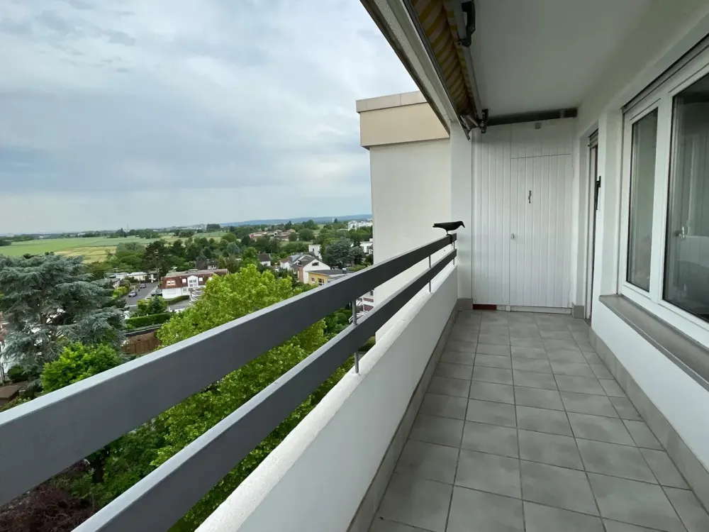Geschmackvolle 4-Raum-Wohnung mit Balkon und Einbauküche in Steinbach (Taunus)