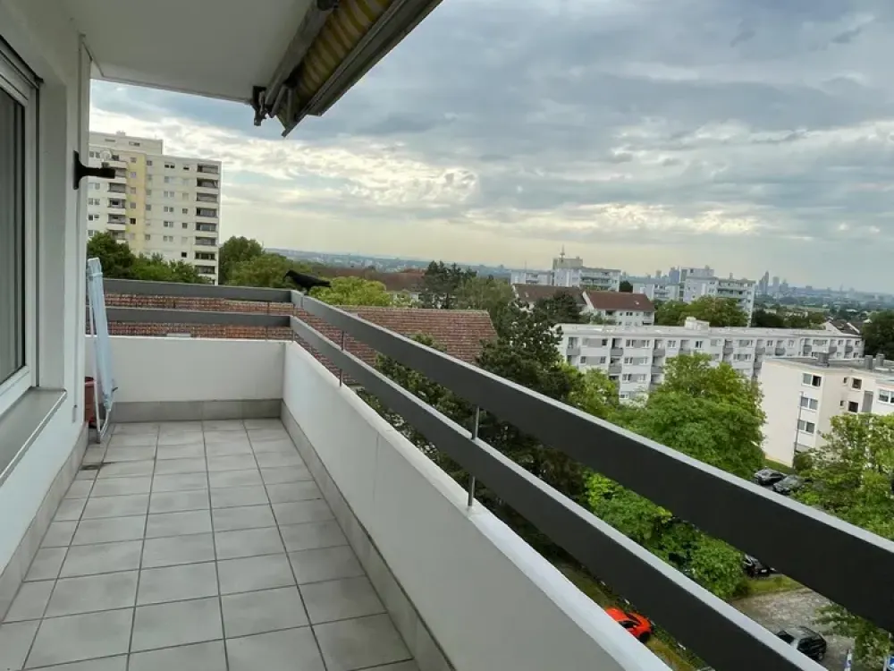 Geschmackvolle 4-Raum-Wohnung mit Balkon und Einbauküche in Steinbach (Taunus)