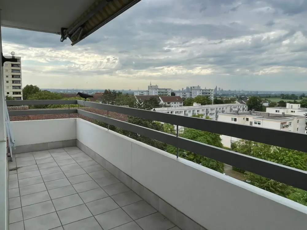 Geschmackvolle 4-Raum-Wohnung mit Balkon und Einbauküche in Steinbach (Taunus)