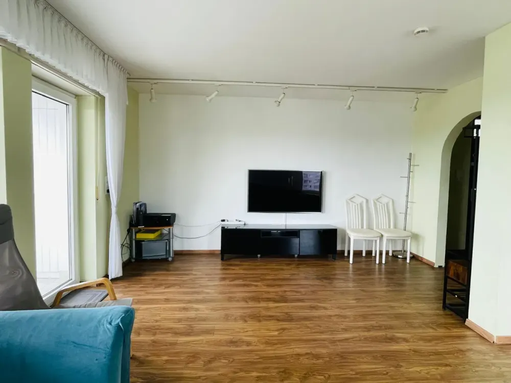 Geschmackvolle 4-Raum-Wohnung mit Balkon und Einbauküche in Steinbach (Taunus)