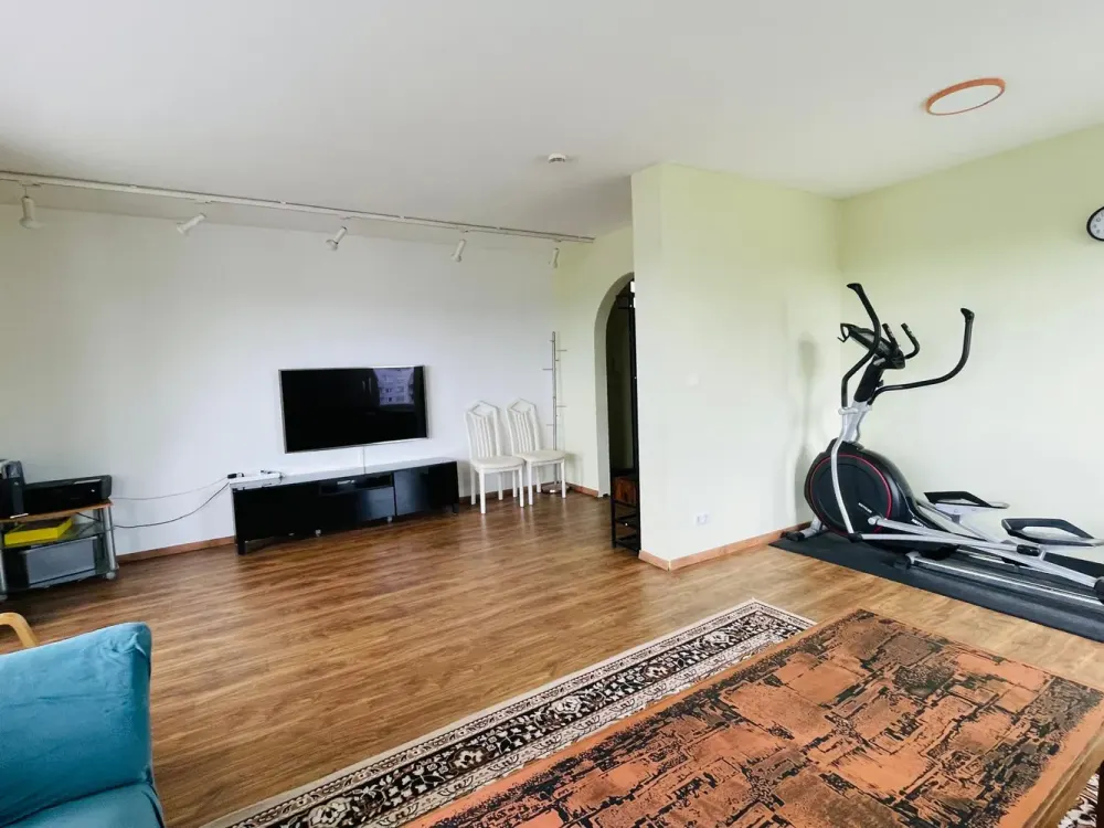 Geschmackvolle 4-Raum-Wohnung mit Balkon und Einbauküche in Steinbach (Taunus)