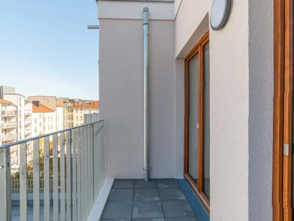 Bright 5th-Floor 1-Bedroom Apartment in the Peaceful Backhouse Apt 255