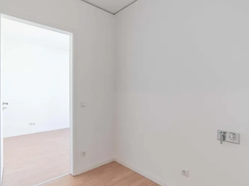 Bright 5th-Floor 1-Bedroom Apartment in the Peaceful Backhouse Apt 255