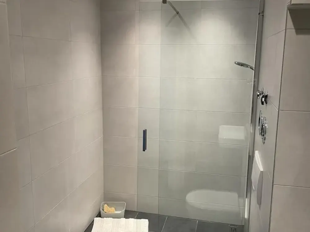 Helle 2 Zimmer in ruhiger Wohnlage mit Küche, saniertem Bad und Außenstellplatz