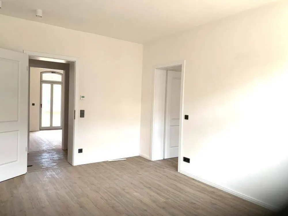N-Steinbühl: Erstbezug! Attraktive 3-Zi-Whg., 3.OG (m.A.), Einbauküche, Kühlung, Balkon, Stpl.