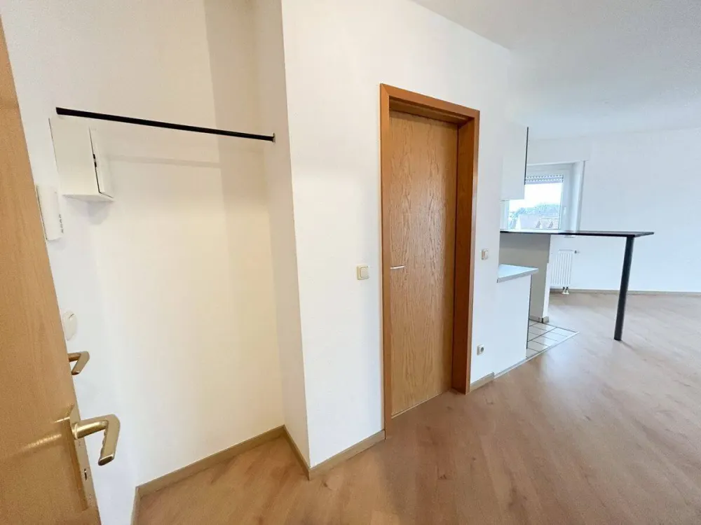 Bright & inviting 2-room maisonette apartment with kitchen and balcony awaits a new tenant!