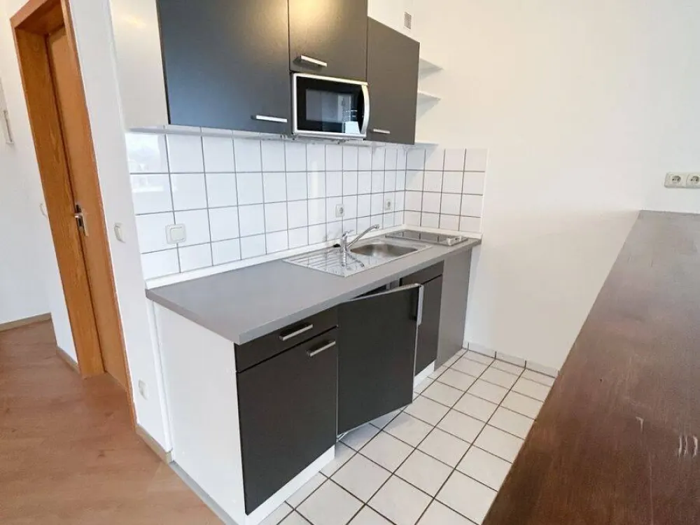 Bright & inviting 2-room maisonette apartment with kitchen and balcony awaits a new tenant!