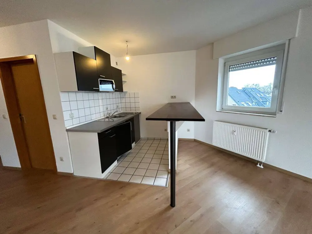 Bright & inviting 2-room maisonette apartment with kitchen and balcony awaits a new tenant!