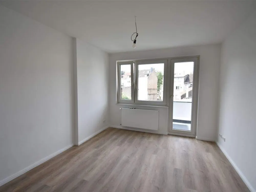 Ideal für Singles! Sanierte 2-Zi-Whg mit Balkon zu vermieten